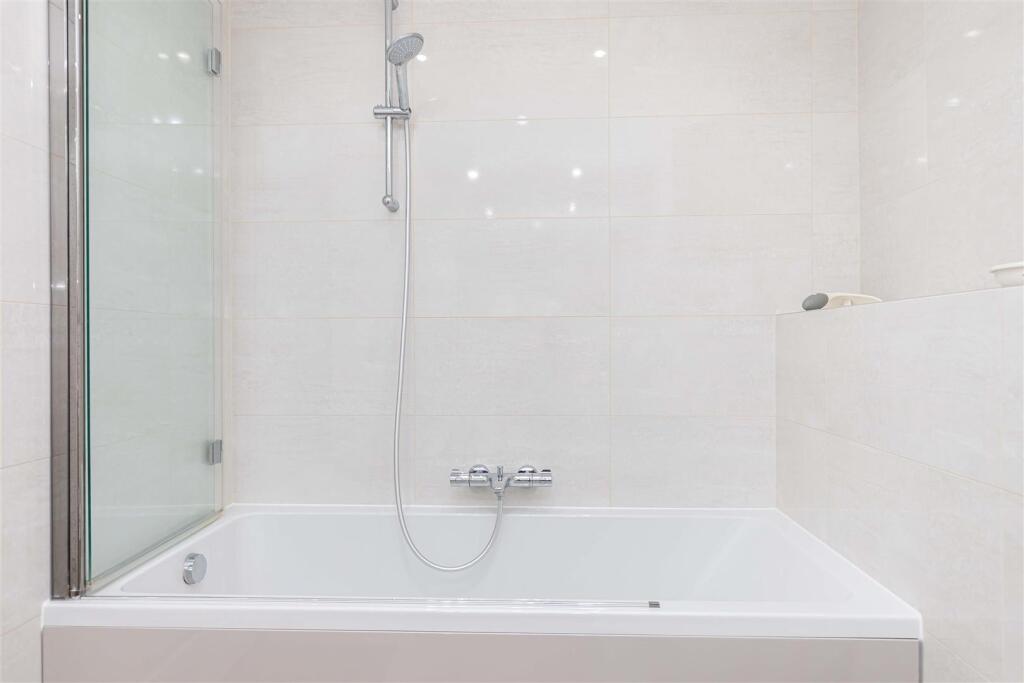 Additional image 16 of Immaculate, 2 bed in Block 'D', Keverstone Court,