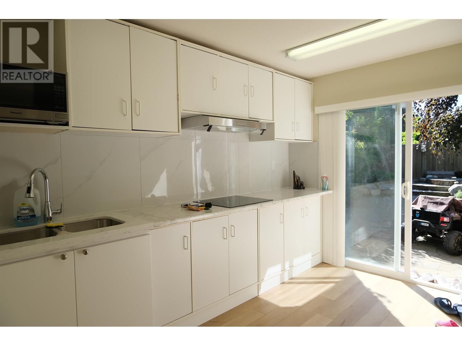 Basement 23 ASHWOOD DRIVE|Port Moody, British Columbia V3H5H2