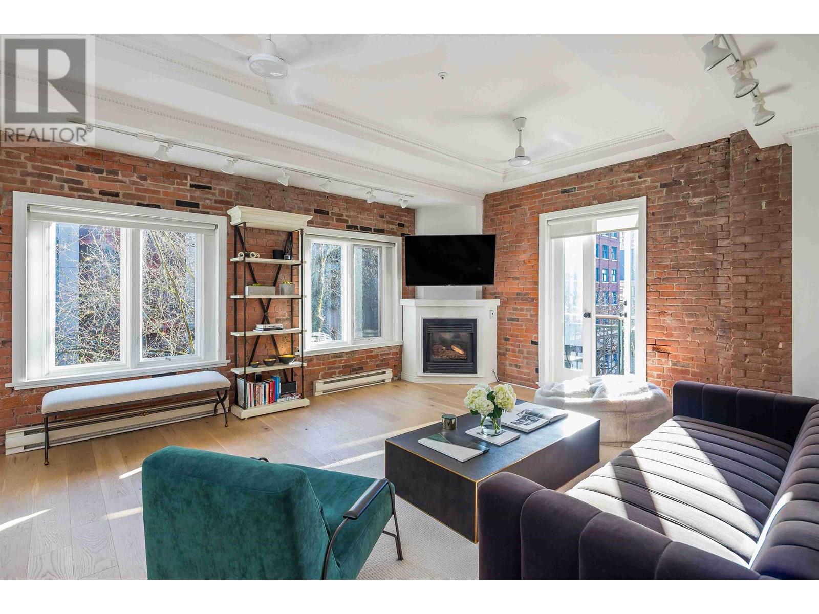 503 141 WATER STREET|Vancouver, British Columbia V6B1A7