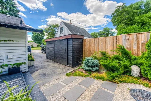 Additional image 44 of 102 Spadina Rd