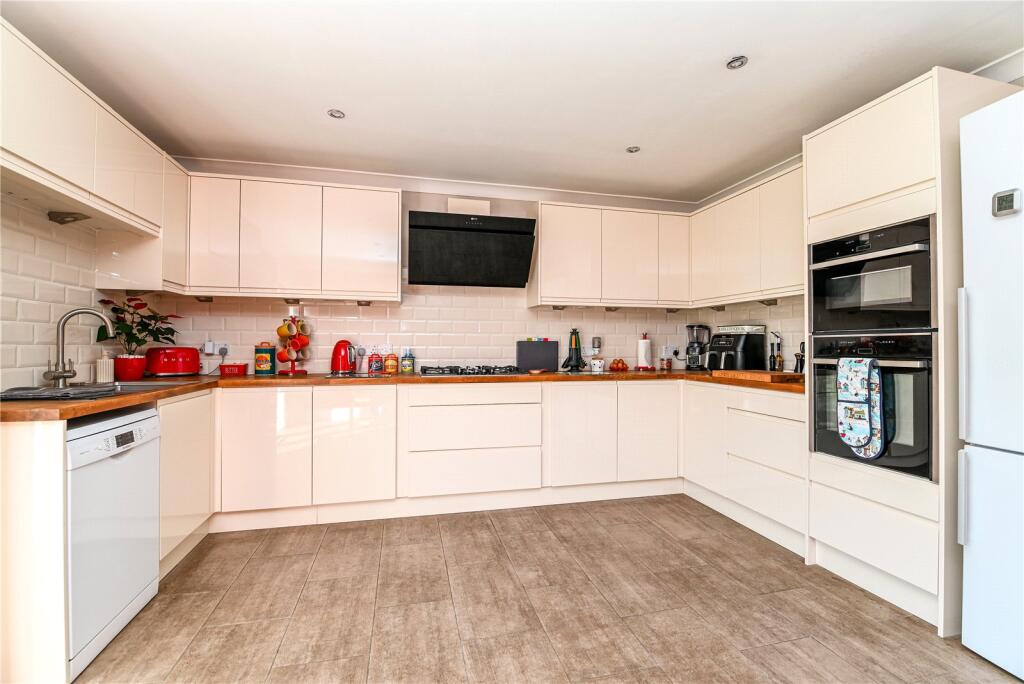 Additional image 8 of Willow Walk, Barton on Sea, New Milton, Hampshire, BH25