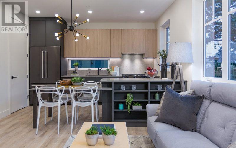 2708 WOODLAND DRIVE|Vancouver, British Columbia V5N3P8