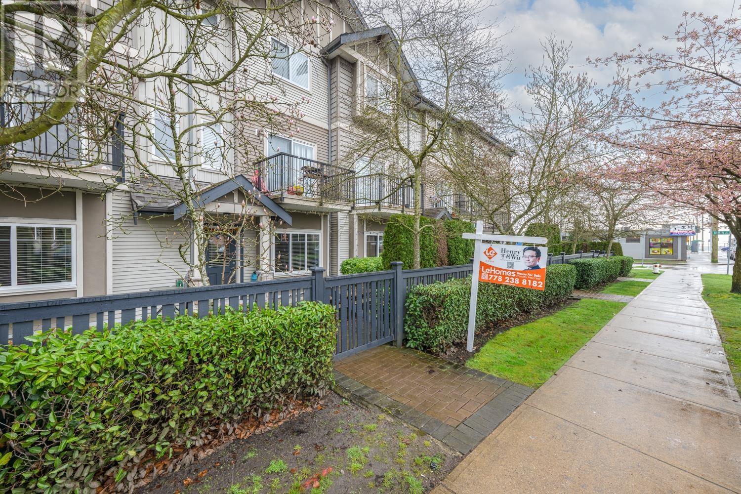 104 5211 IRMIN STREET|Burnaby, British Columbia V5J0C9