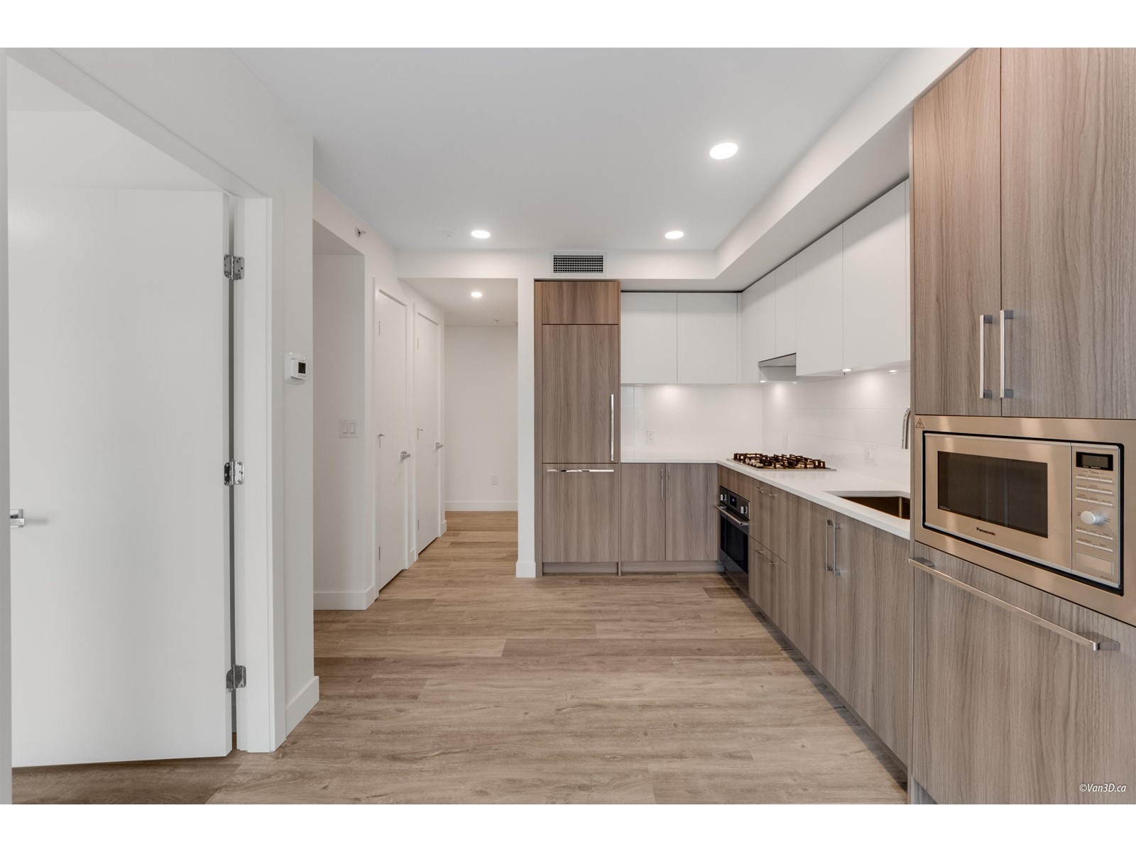 Primary image of 12XX 9675 KING GEORGE BOULEVARD|Surrey, British Columbia V3T2V3