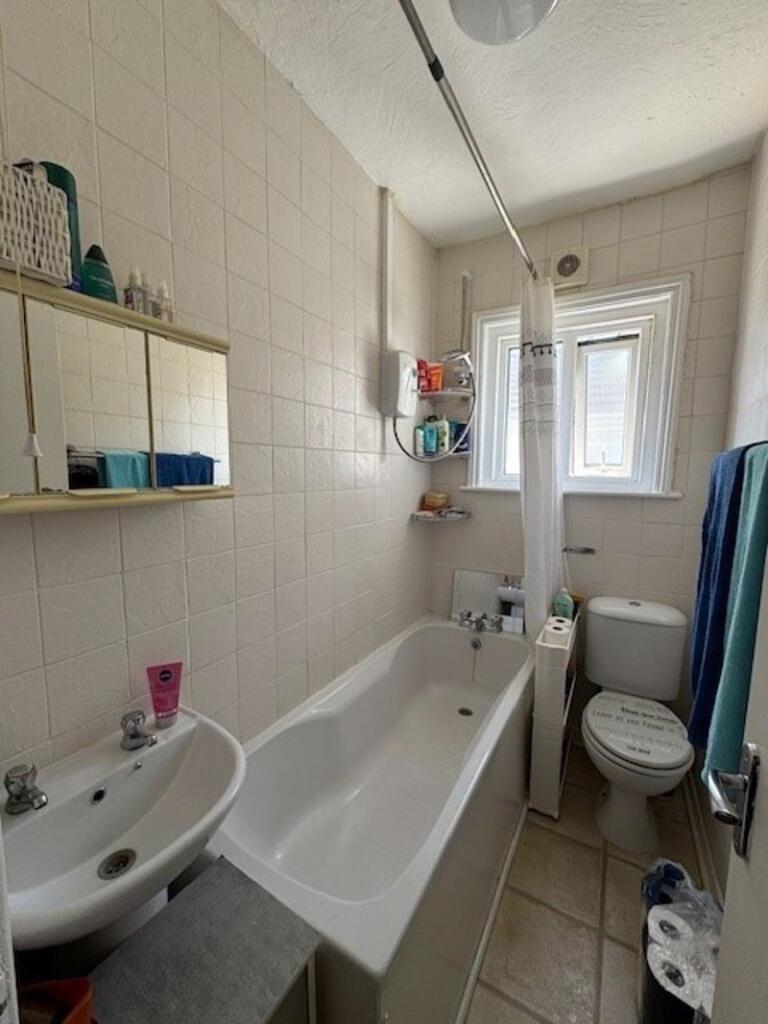 Additional image 9 of Three Bedroom Flat - Holdenhurst Road - £1350.00