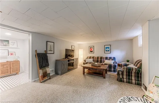 Additional image 35 of 32 Ellis Ave