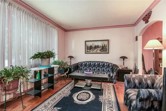 Additional image 4 of 214 Dundas Ave