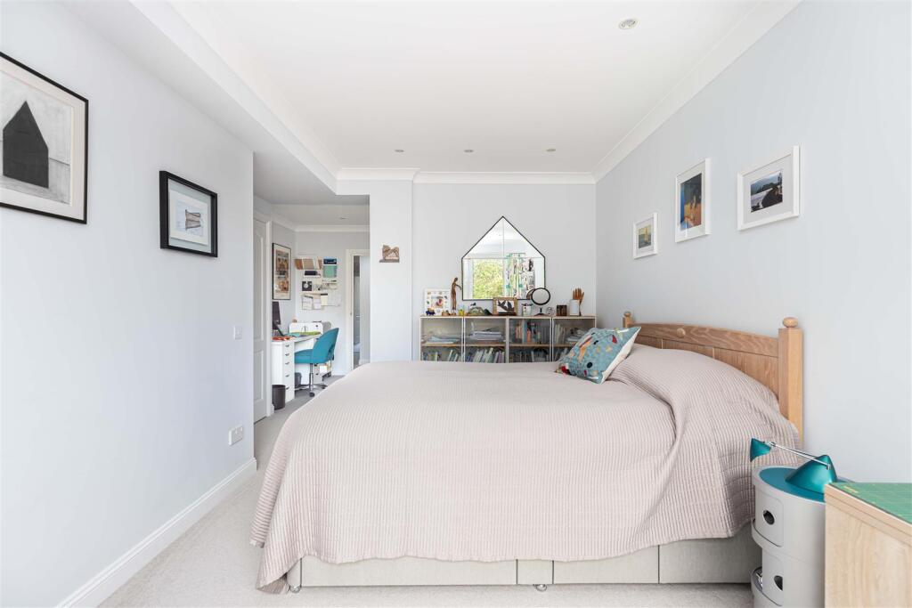 Additional image 19 of Immaculate, 2 bed in Block 'D', Keverstone Court,