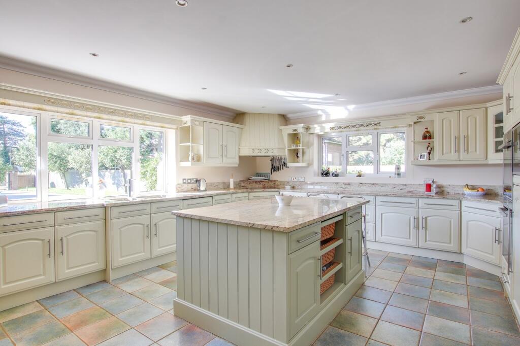 Additional image 5 of Glen Close, Barton on Sea, New Milton, BH25