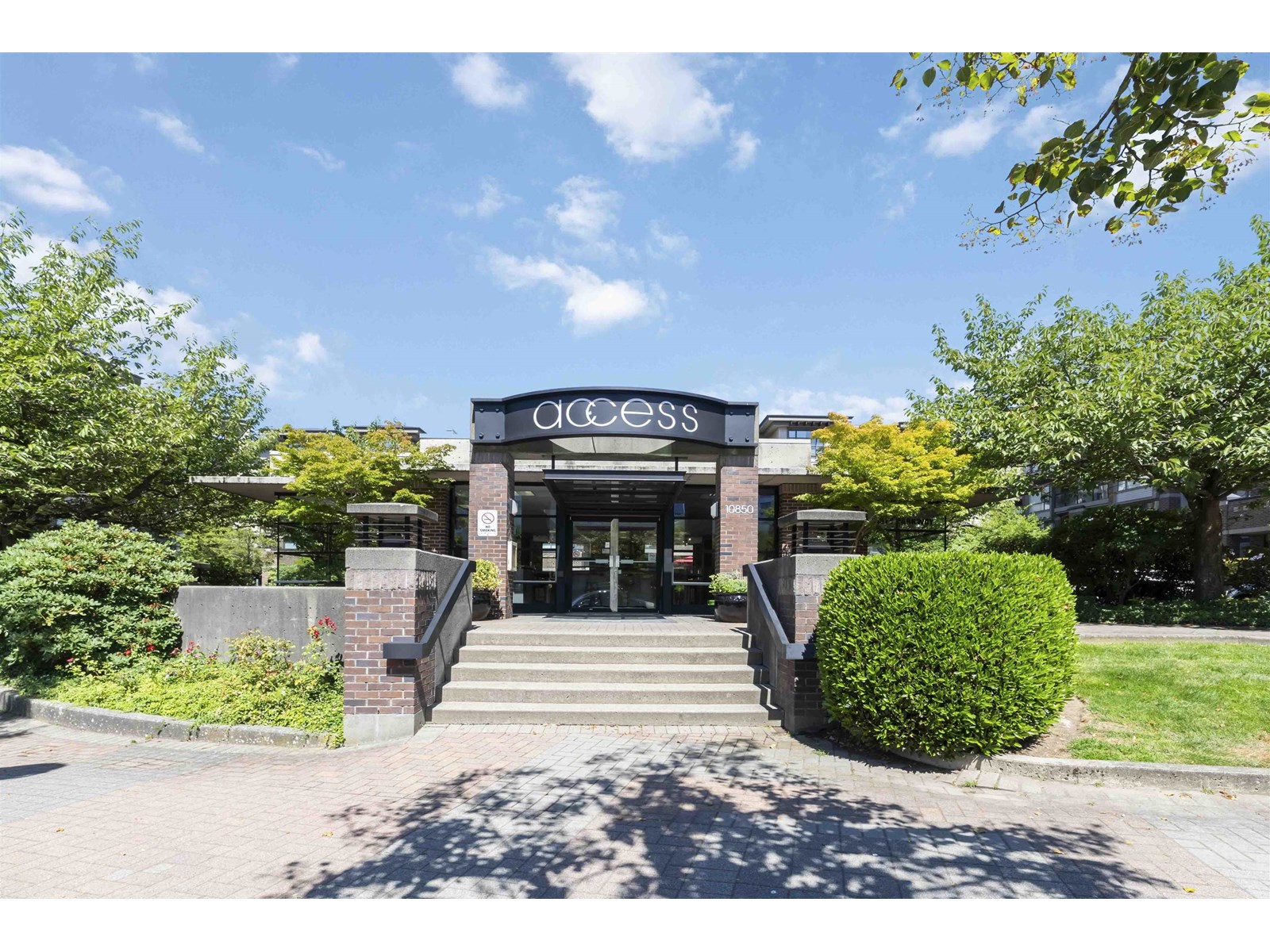 338 10838 CITY PARKWAY|Surrey, British Columbia V3T5X9