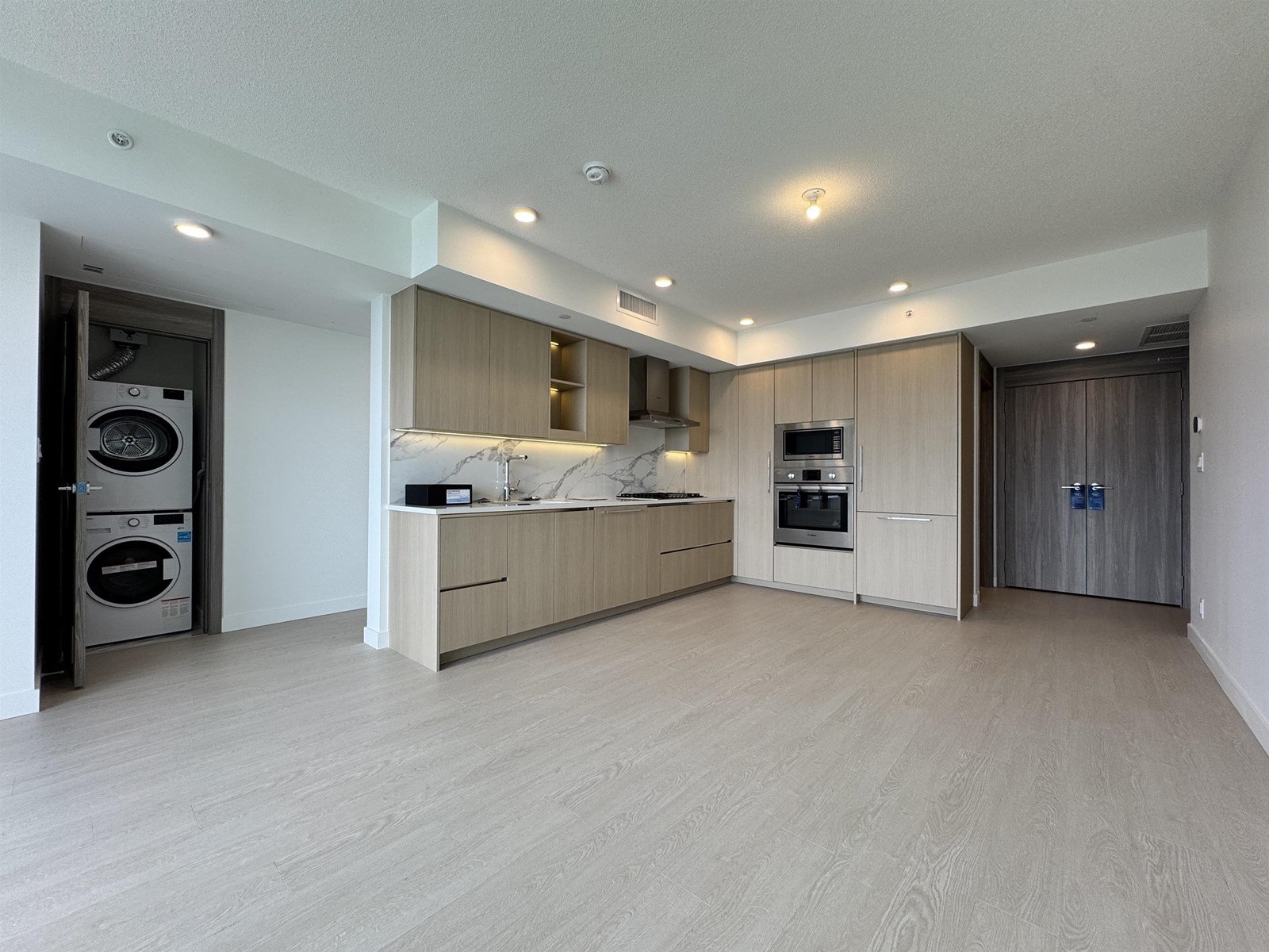 2002 13778 100 AVENUE|Surrey, British Columbia V3T0V3