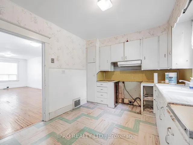 Additional image 9 of 44 Queensdale Ave