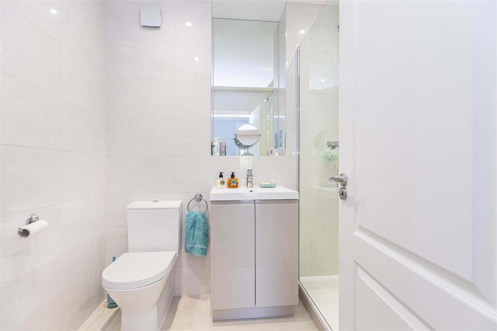 Additional image 22 of Immaculate, 2 bed in Block 'D', Keverstone Court,