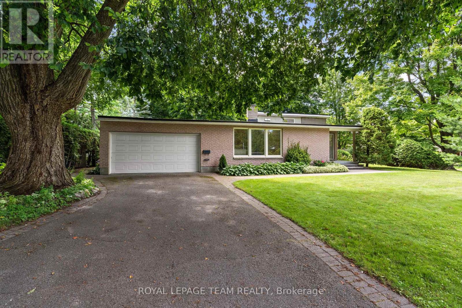 1952 FAIRBANKS AVENUE|Ottawa, Ontario K1H5Y4