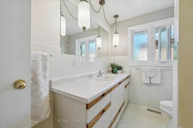 Additional image 15 of 218 Overlea Dr