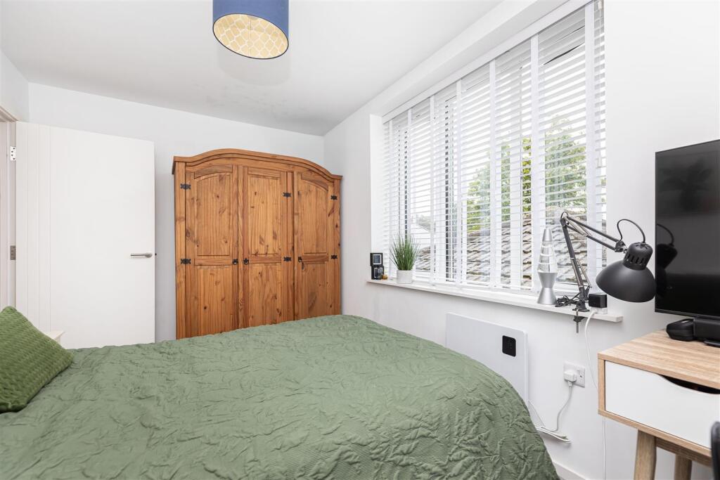 Additional image 18 of Stunning 1st Floor Apartment in Richmond Park Avenue