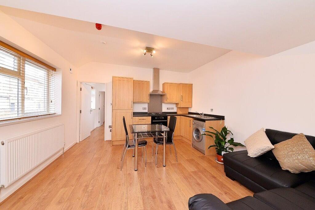 Additional image 2 of Carlyle Court (The Annexe), 24 Carlyle Road