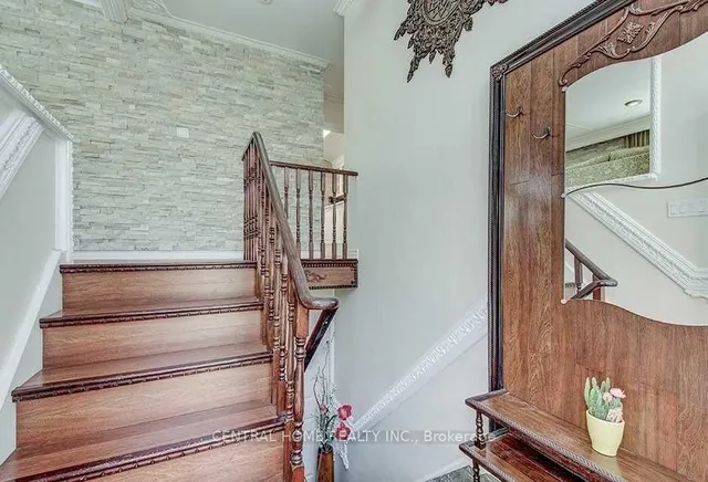 Additional image 5 of 222 Dunview Ave