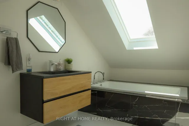 Additional image 38 of 377 Lansdowne Ave