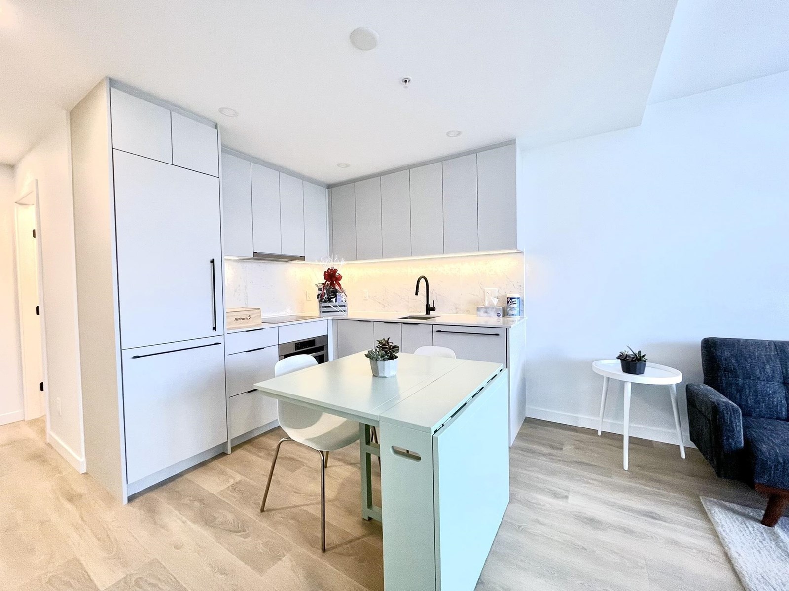 2501 13685 102 AVENUE|Surrey, British Columbia V3T1N7