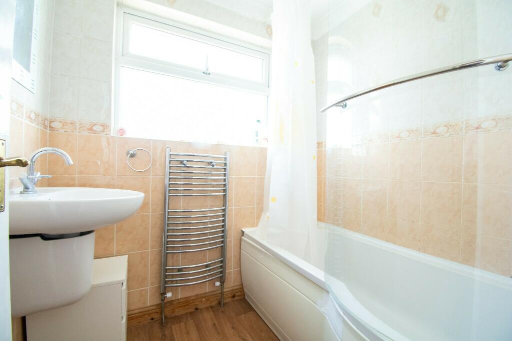 Additional image 14 of Large 4/5 Bed Detached House in Ensbury Park