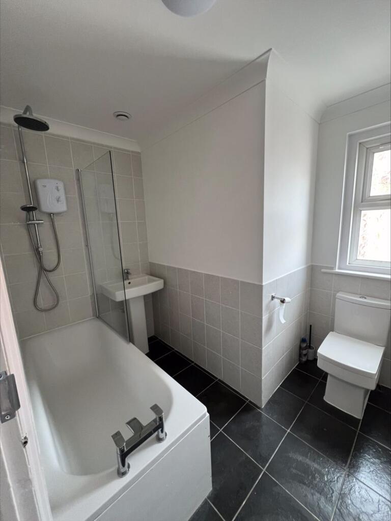 Additional image 4 of Two bedroom flat in sought after Charminster