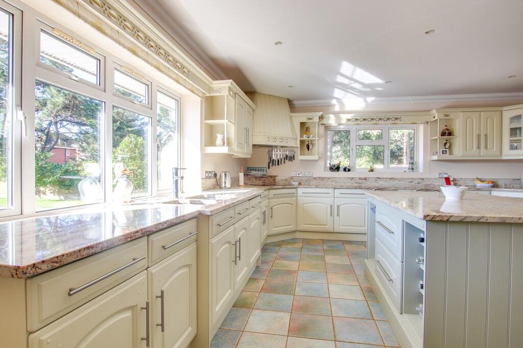 Additional image 6 of Glen Close, Barton on Sea, New Milton, BH25