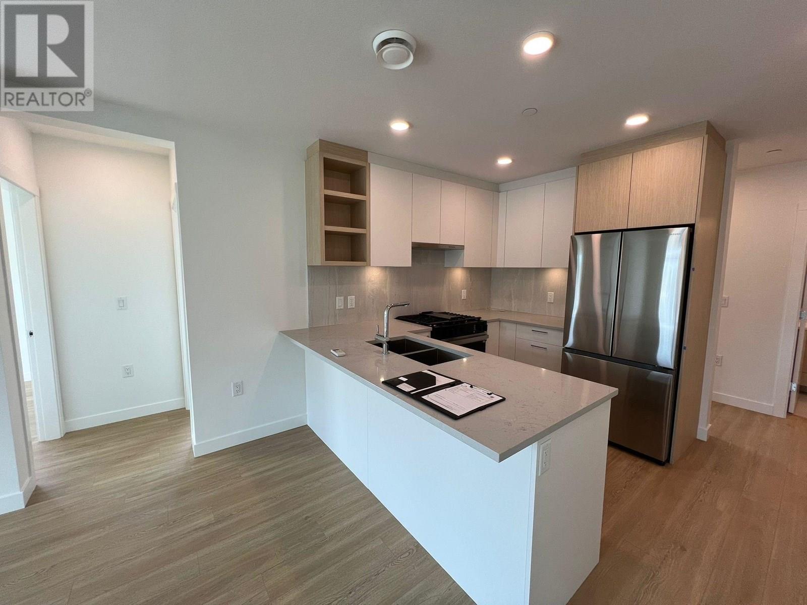 401 723 GROVER AVE|Coquitlam, British Columbia V3J0L9