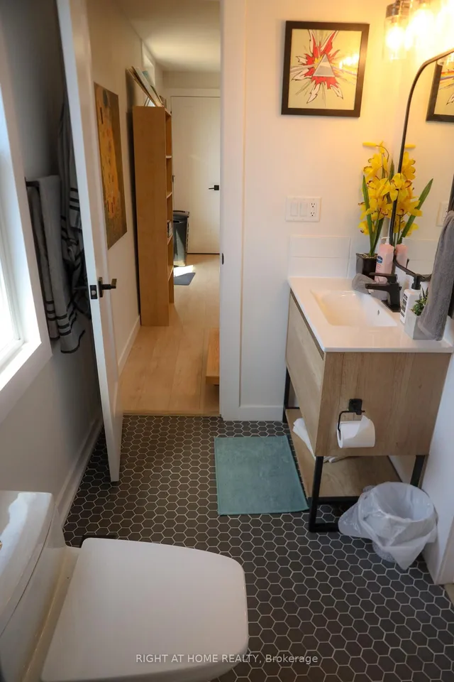 Additional image 33 of 377 Lansdowne Ave