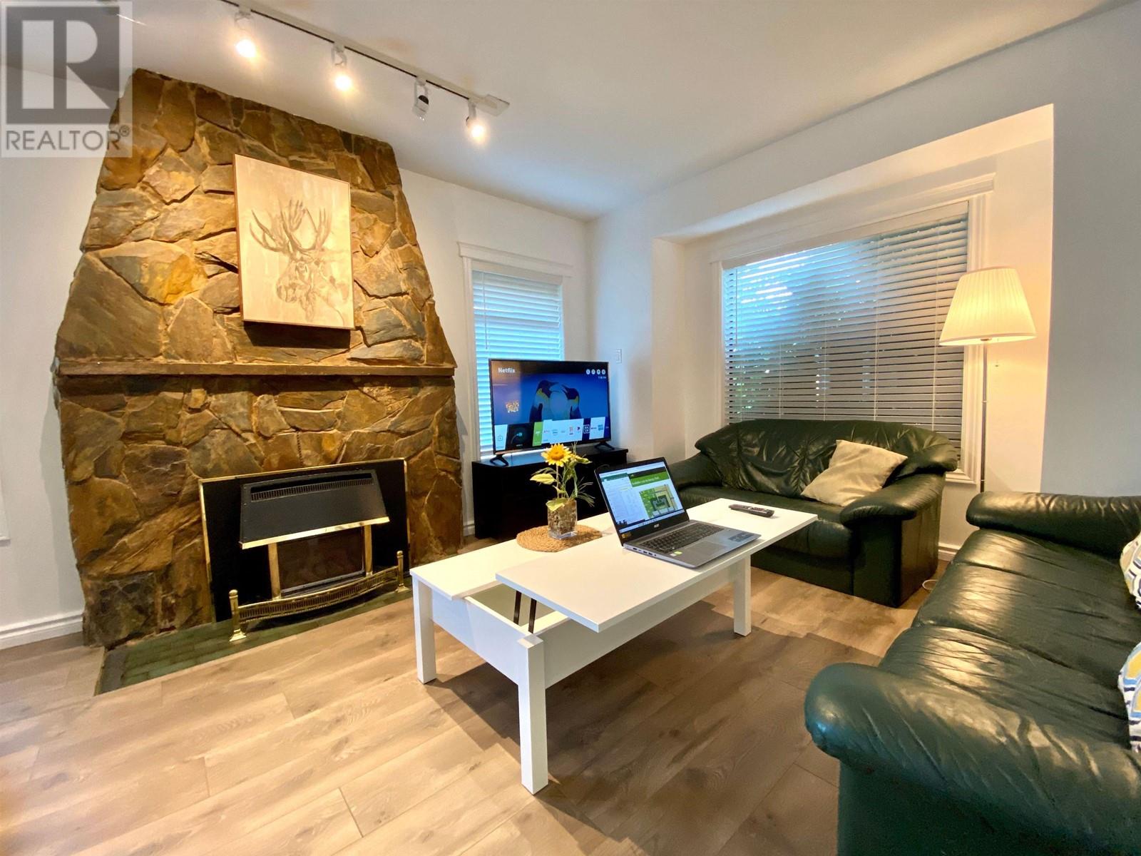 4300 SOUTHWOOD STREET|Burnaby, British Columbia V5J2S2