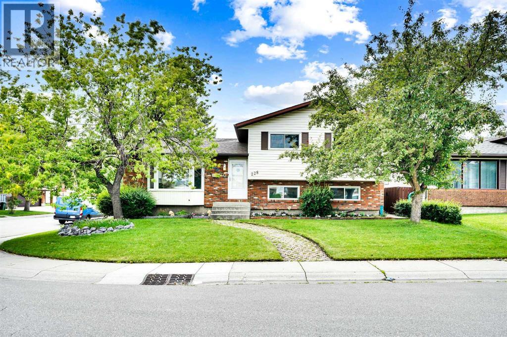 228 Rundlemere Road NE|Calgary, Alberta T1Y3K8