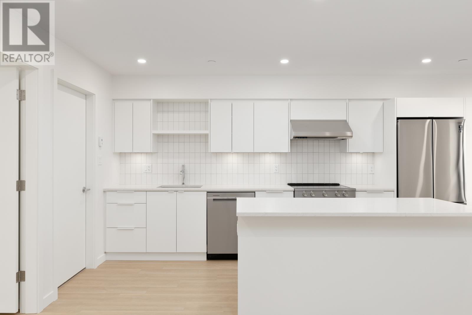 2-5451 COLUMBIA STREET|Vancouver, British Columbia V5Y3H4