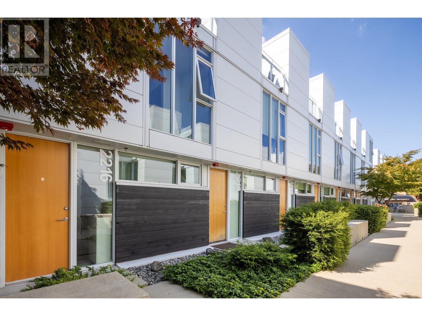 2216 WILLOW STREET|Vancouver, British Columbia V5Z0C8