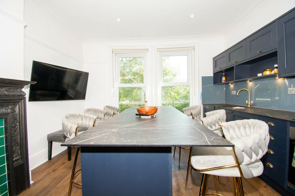 Large 6 Bed Modern Maisonette