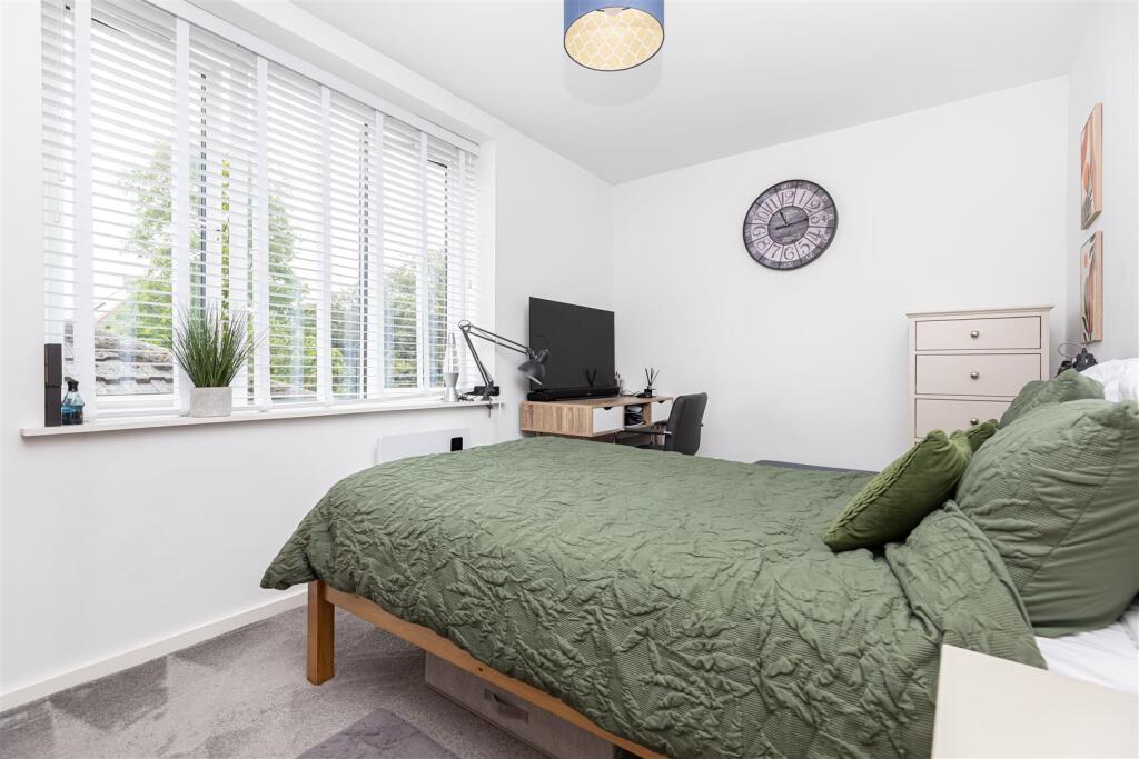 Additional image 17 of Stunning 1st Floor Apartment in Richmond Park Avenue