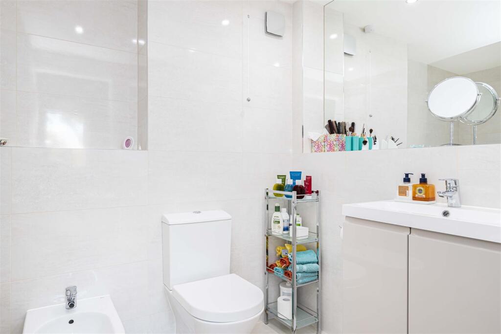 Additional image 17 of Immaculate, 2 bed in Block 'D', Keverstone Court,