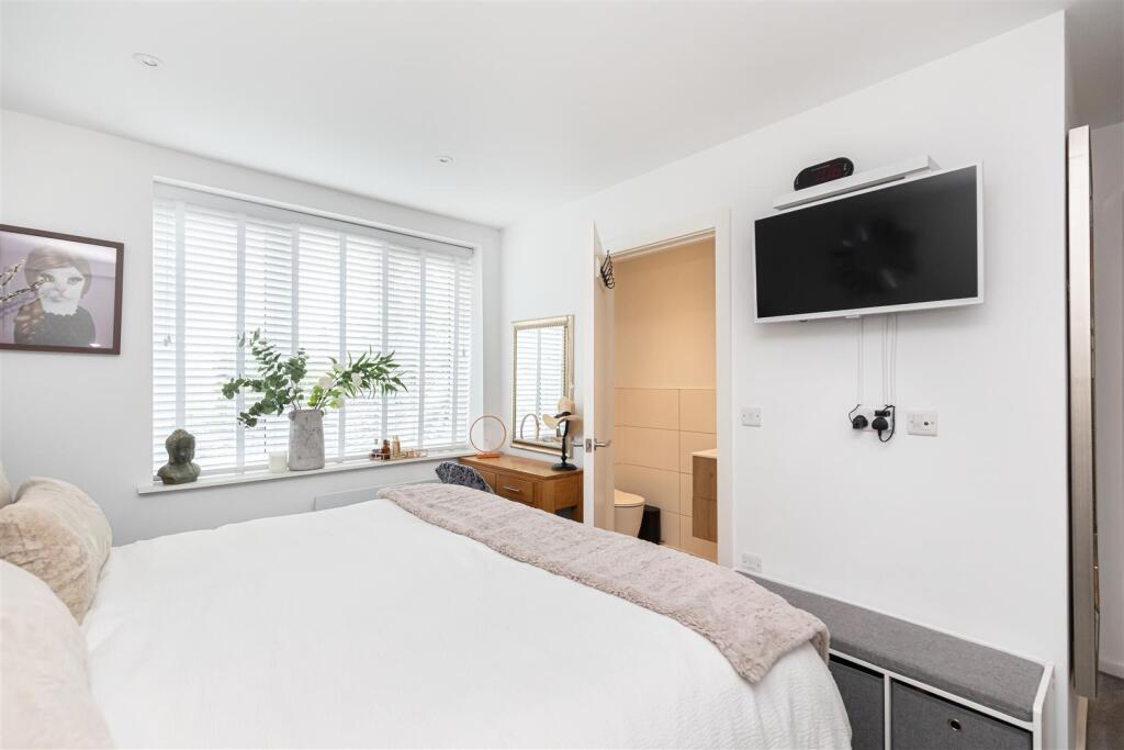 Additional image 15 of Stunning 1st Floor Apartment in Richmond Park Avenue