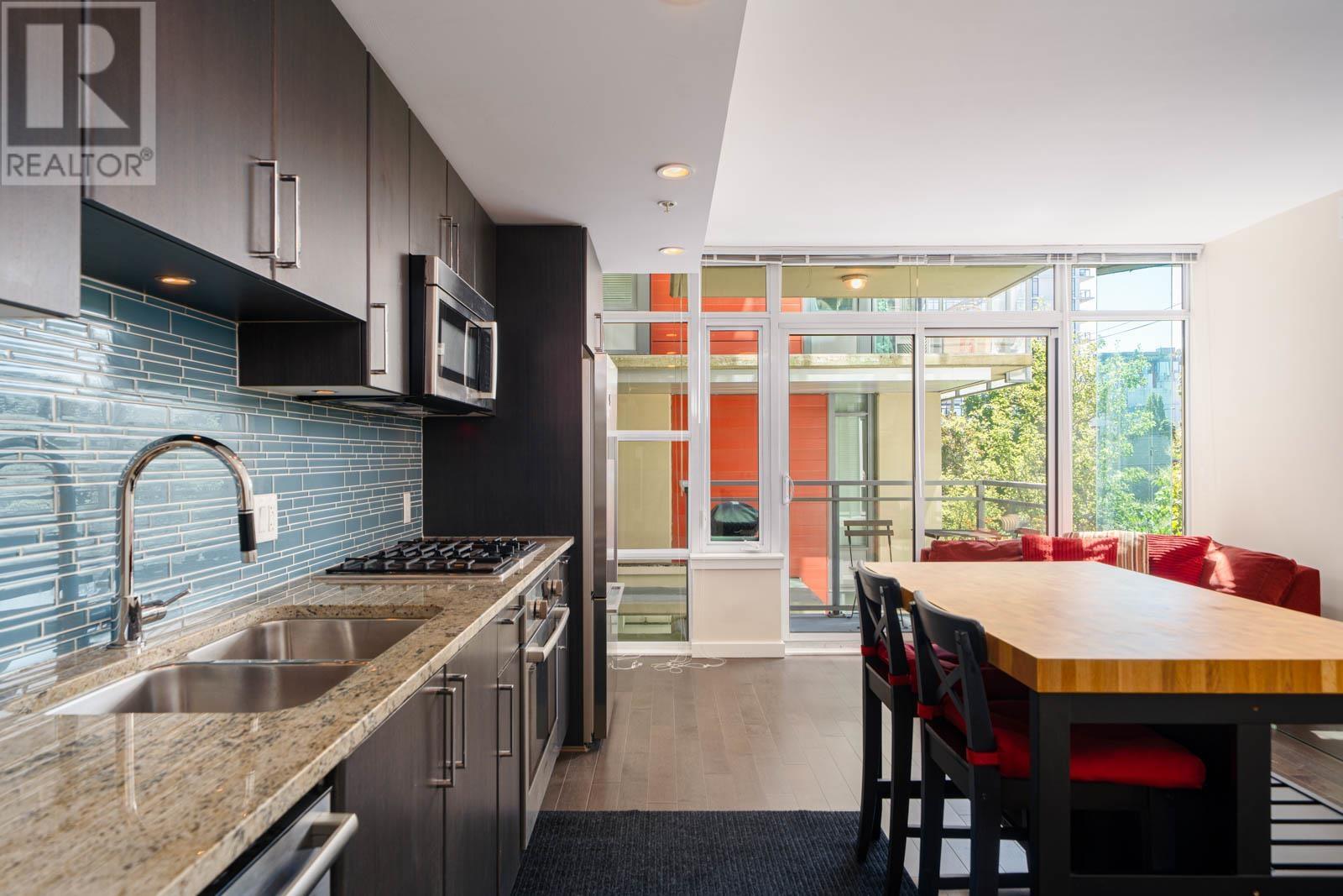 210 88 W 1ST AVENUE|Vancouver, British Columbia V5Y3K8