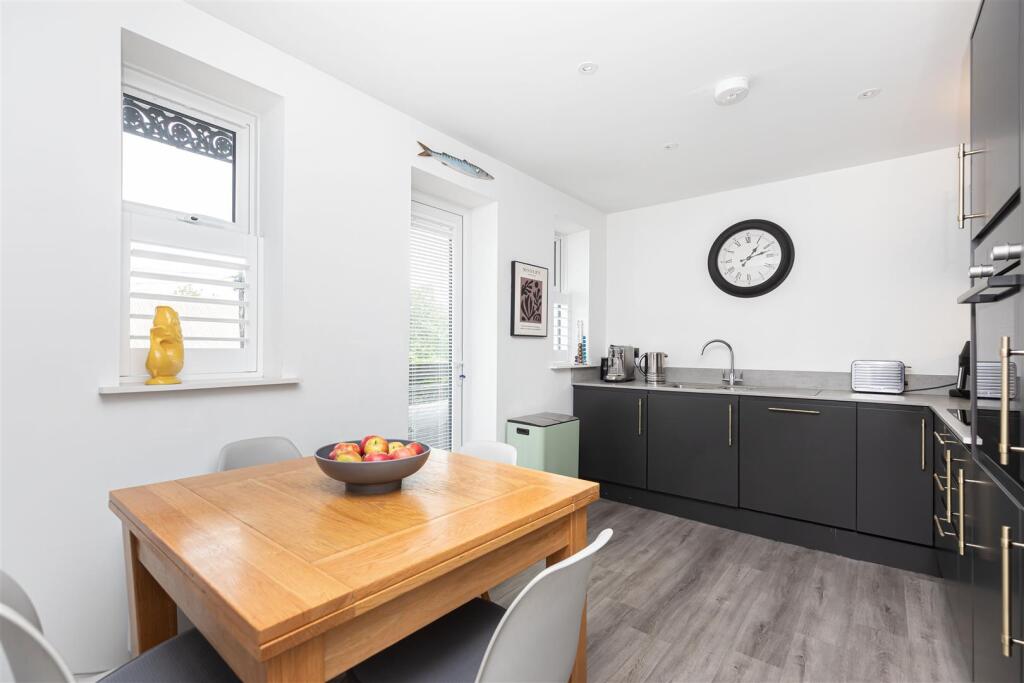 Additional image 5 of Stunning 1st Floor Apartment in Richmond Park Avenue