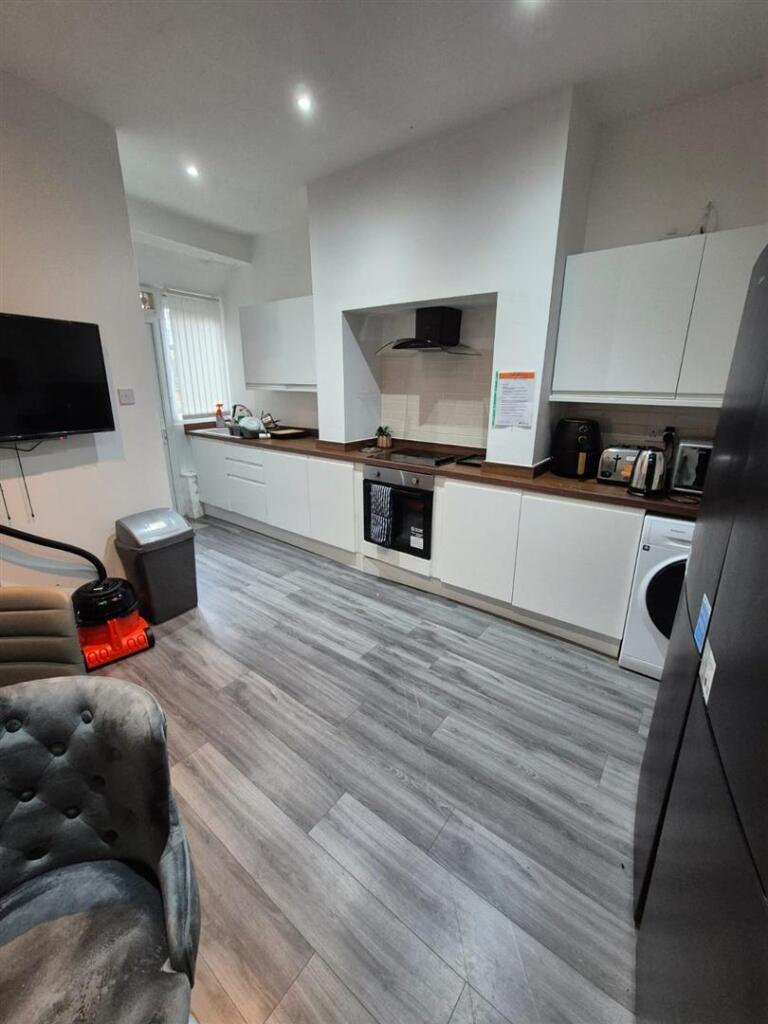 Additional image 19 of 5 Bed House share Hall Lane, Farnworth