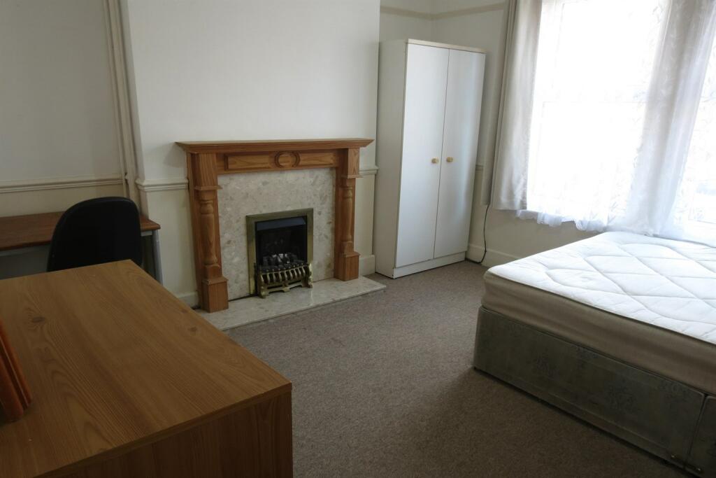 Additional image 7 of 4 bedroom Semi Detached House in Winton