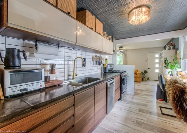 Additional image 27 of 102 Spadina Rd