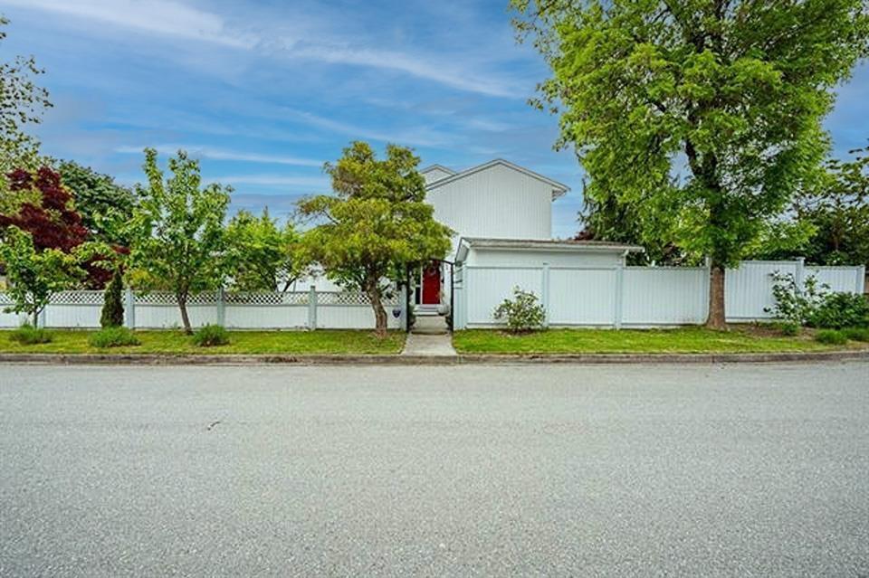 15524 96B AVENUE|Surrey, British Columbia V3R7N7