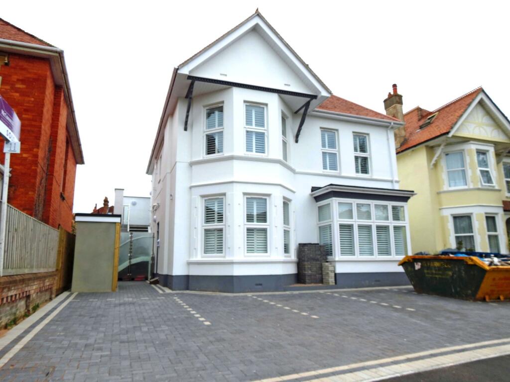 2 bedroom First Floor Flat in Southbourne