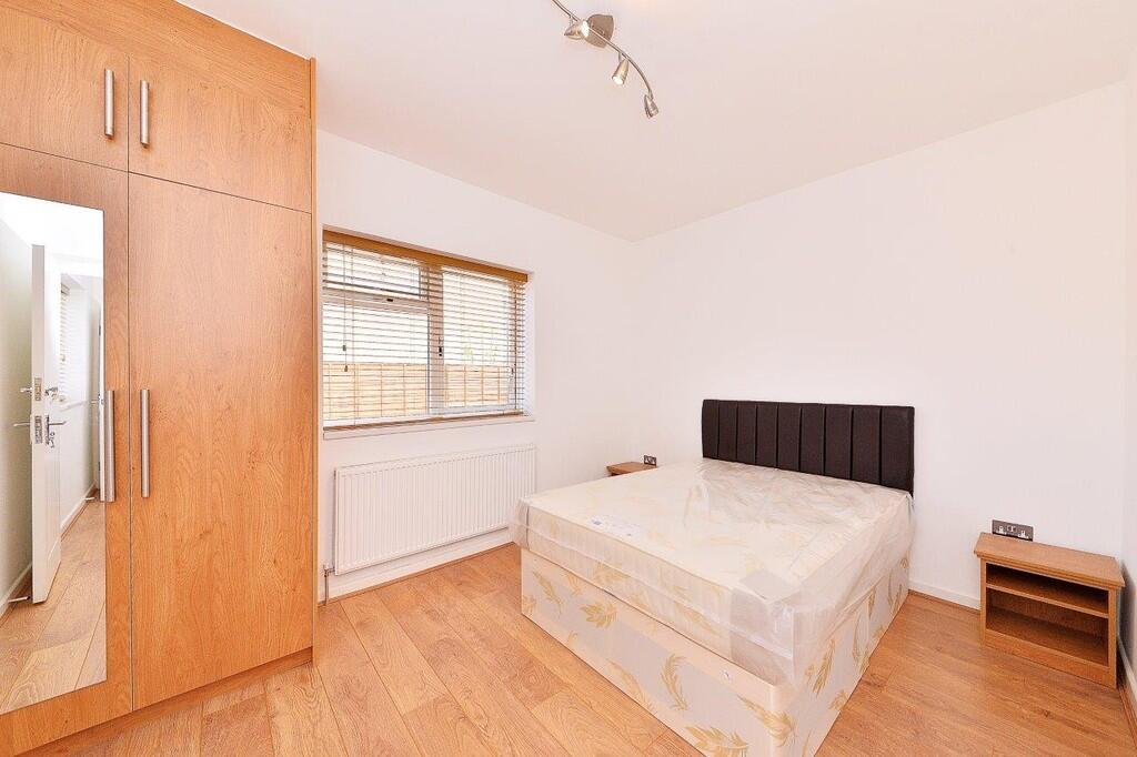 Additional image 4 of Carlyle Court (The Annexe), 24 Carlyle Road