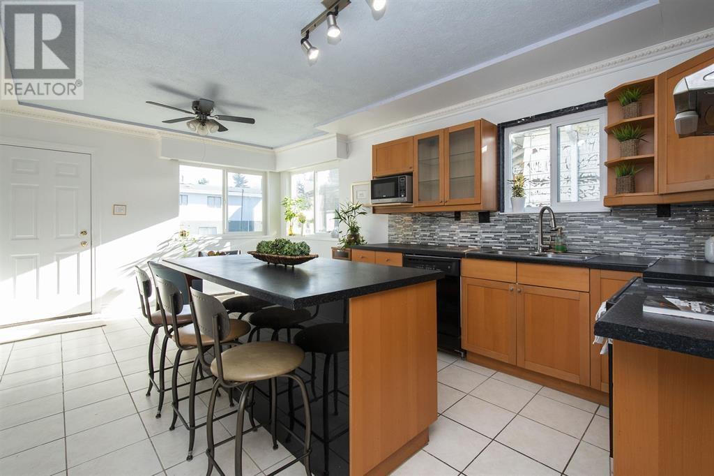 Upper 950 NANAIMO STREET|Vancouver, British Columbia V5L4S9