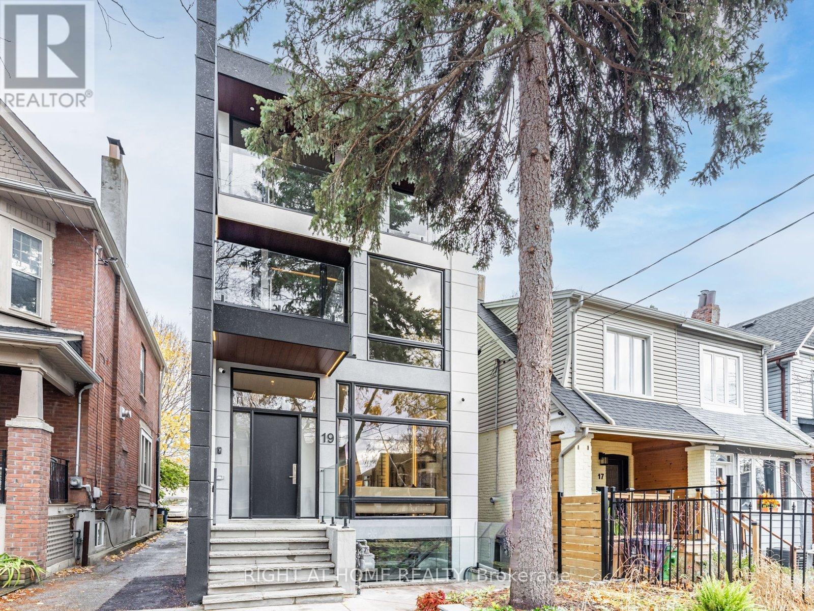 19 DEVON ROAD|Toronto (East End-Danforth), Ontario M4E2J7