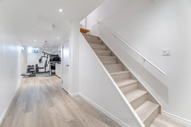 Additional image 37 of 90 Raymond Rd Unit 6