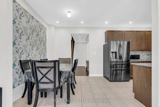 Additional image 12 of 564 Bessborough Dr