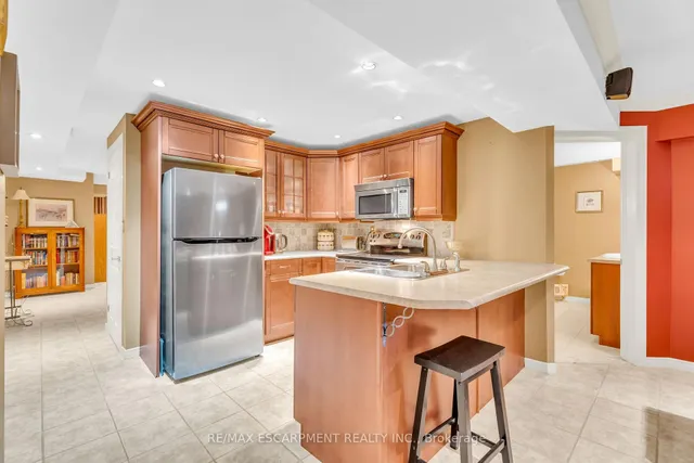 Additional image 33 of 484 Bush Dr